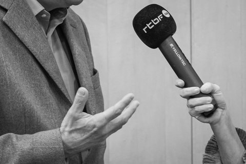 Help me, un journaliste est devant ma porte...